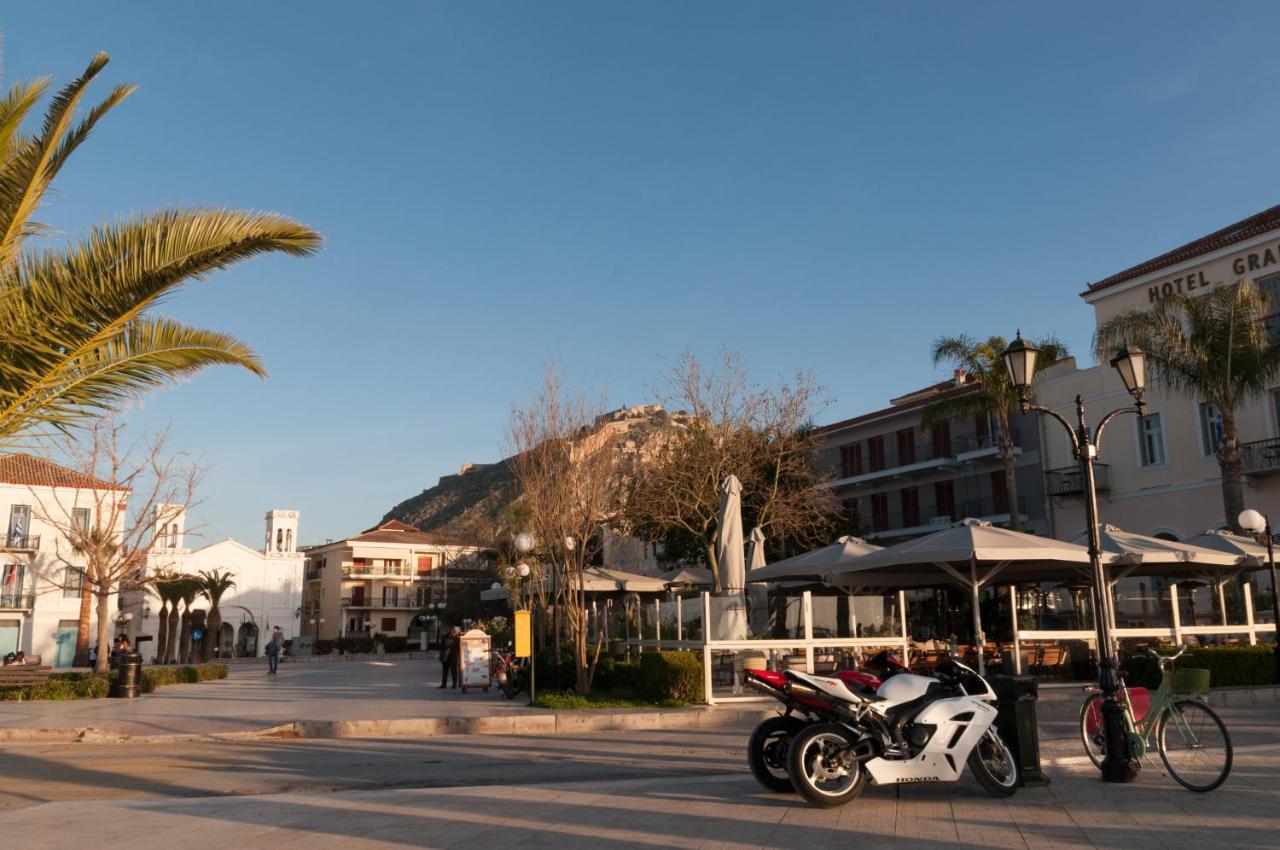 Di Fronte Alla Fortezza Nafplion Exteriör bild